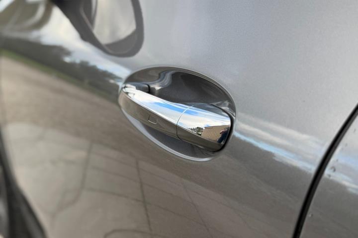 Grå Mercedes EQA250+ fra 2023