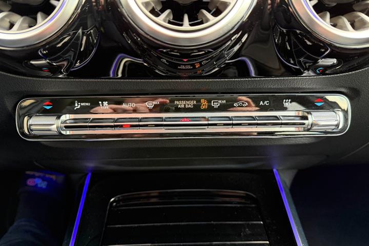 Grå Mercedes EQA250+ fra 2023