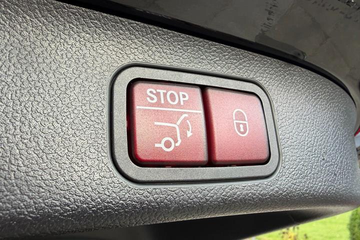Sort Mercedes GLB250+ fra 2026