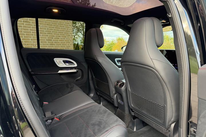 Sort Mercedes GLB250+ fra 2026