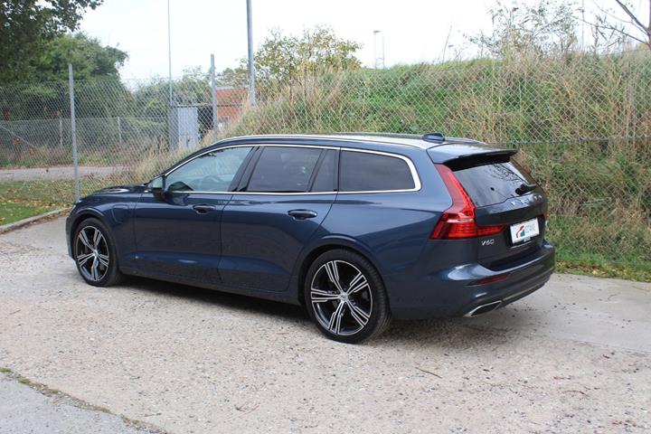 Blå Volvo V60 fra 2022
