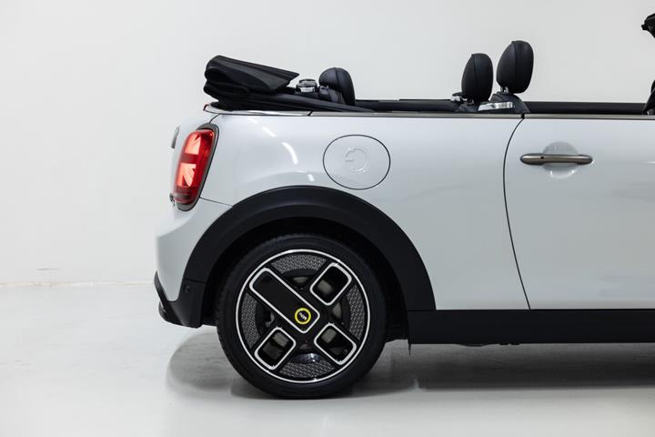Grå Mini Cooper SE fra 2023