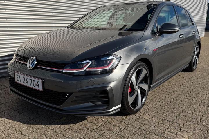 Grå VW Golf VII fra 2019