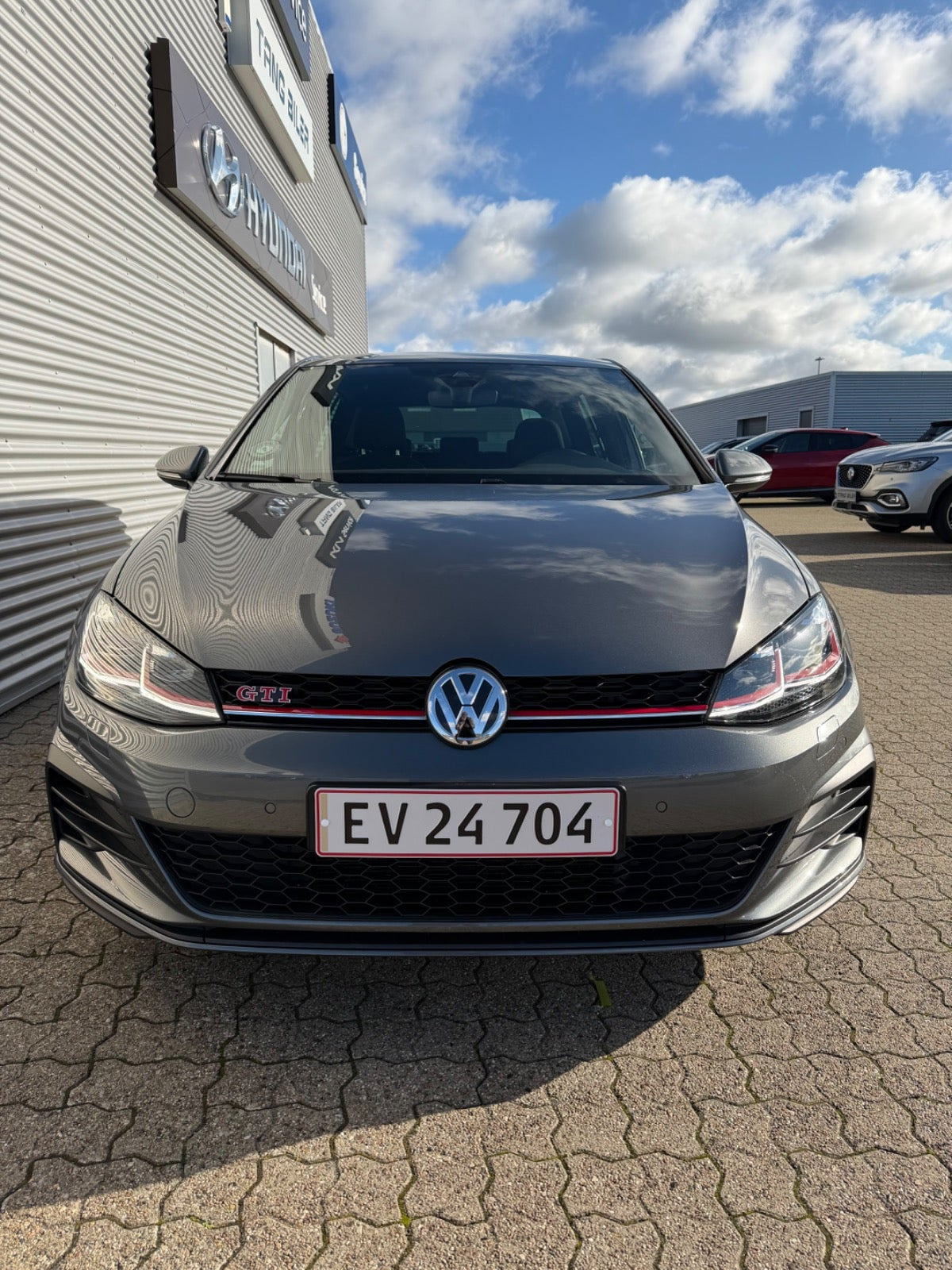 Grå VW Golf VII fra 2019