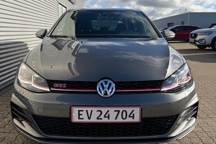 Grå VW Golf VII fra 2019