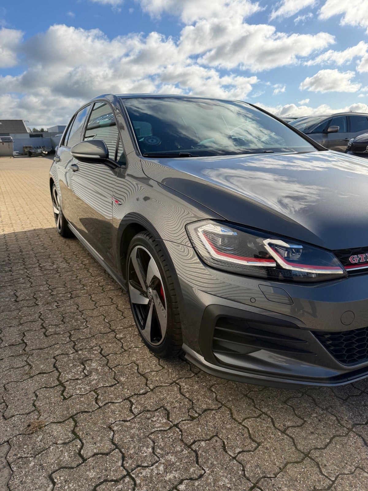 Grå VW Golf VII fra 2019