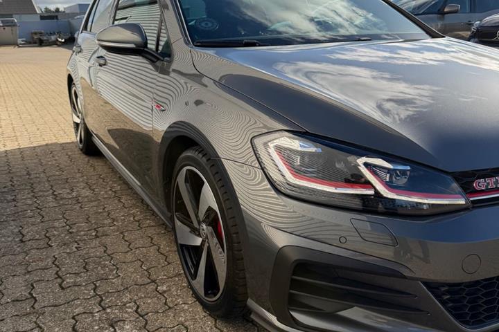 Grå VW Golf VII fra 2019