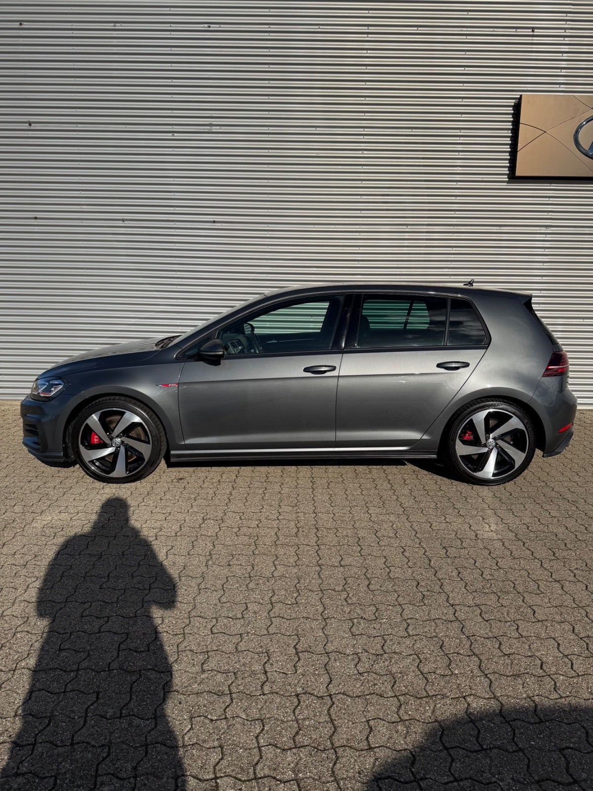Grå VW Golf VII fra 2019