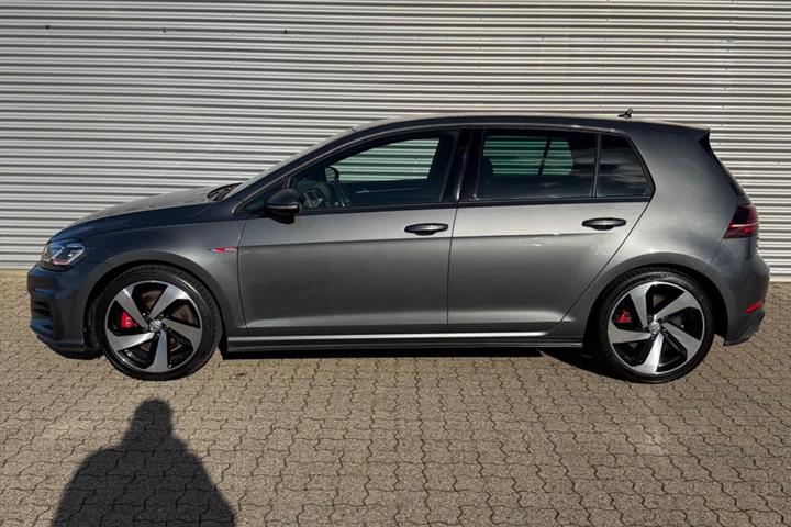 Grå VW Golf VII fra 2019