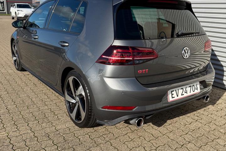 Grå VW Golf VII fra 2019