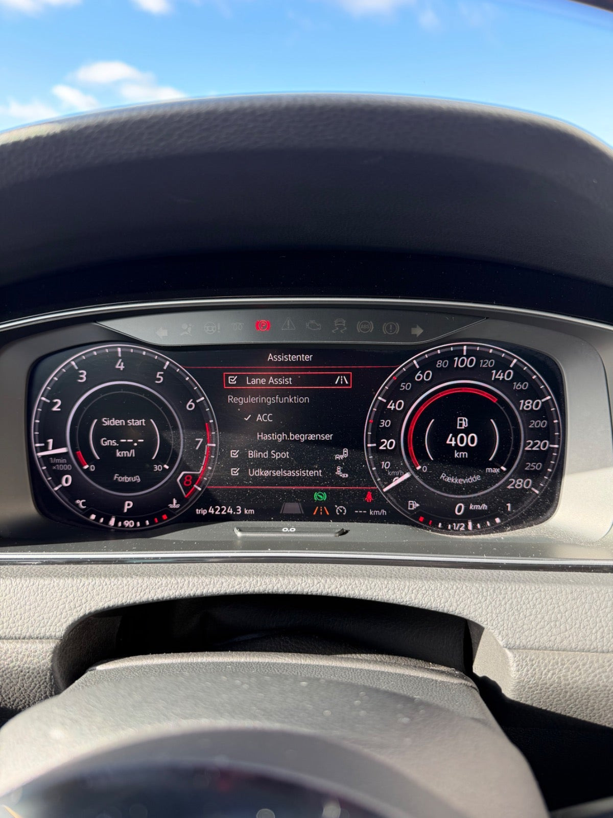 Grå VW Golf VII fra 2019
