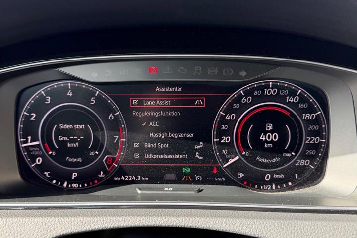 Grå VW Golf VII fra 2019