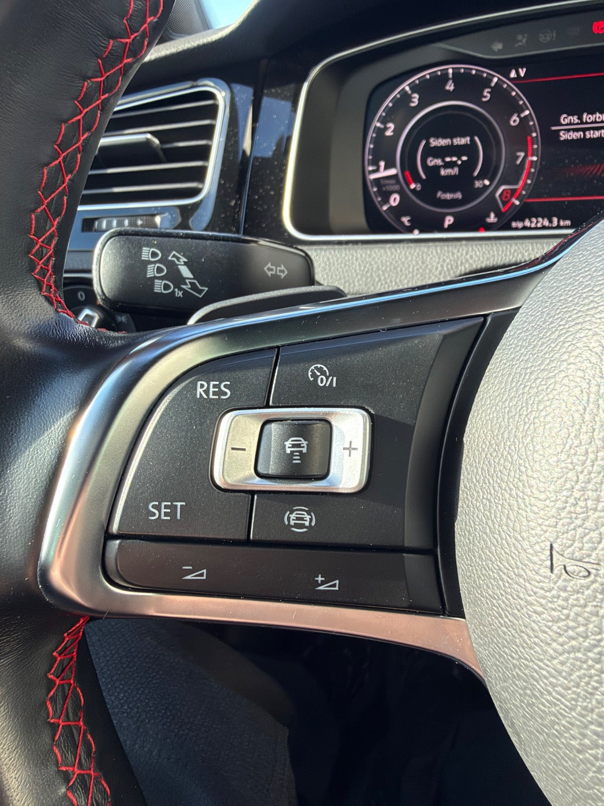 Grå VW Golf VII fra 2019