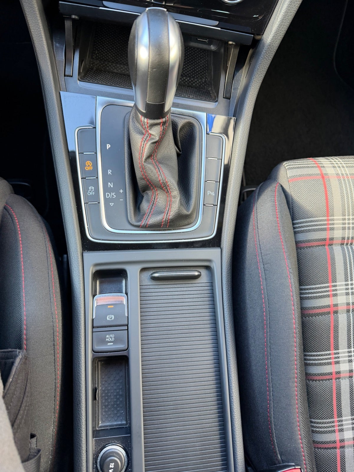 Grå VW Golf VII fra 2019