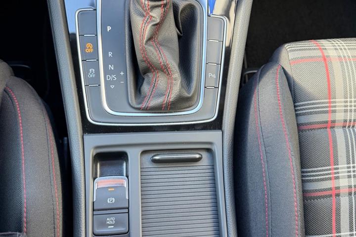 Grå VW Golf VII fra 2019