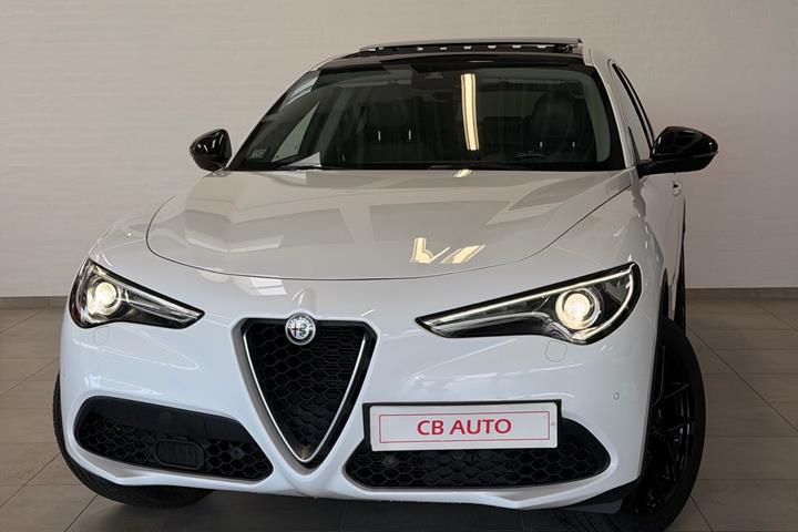 Hvid Alfa Romeo Stelvio fra 2018