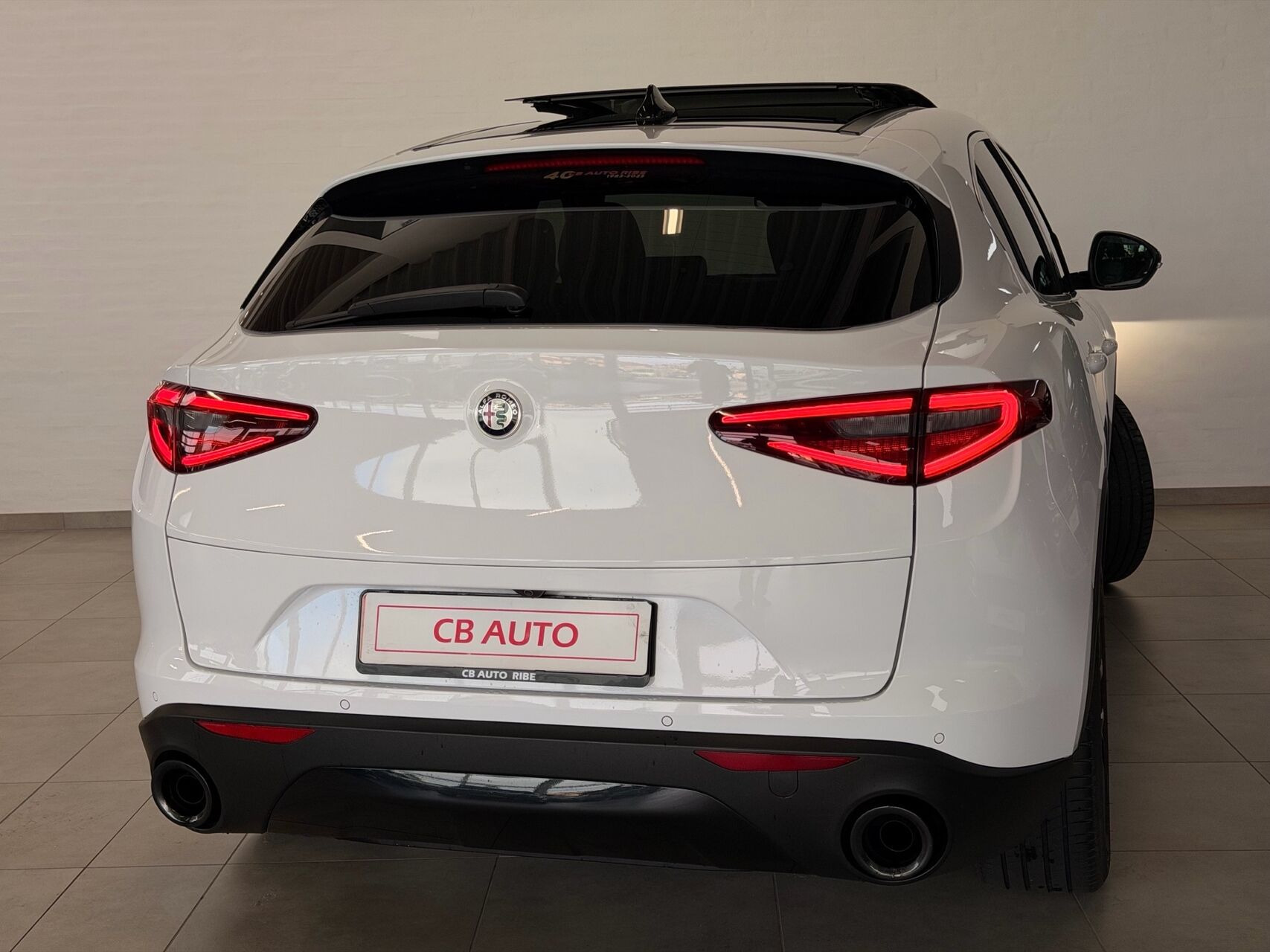Hvid Alfa Romeo Stelvio fra 2018