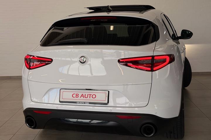 Hvid Alfa Romeo Stelvio fra 2018
