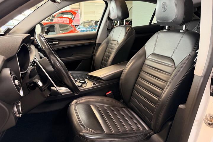 Hvid Alfa Romeo Stelvio fra 2018
