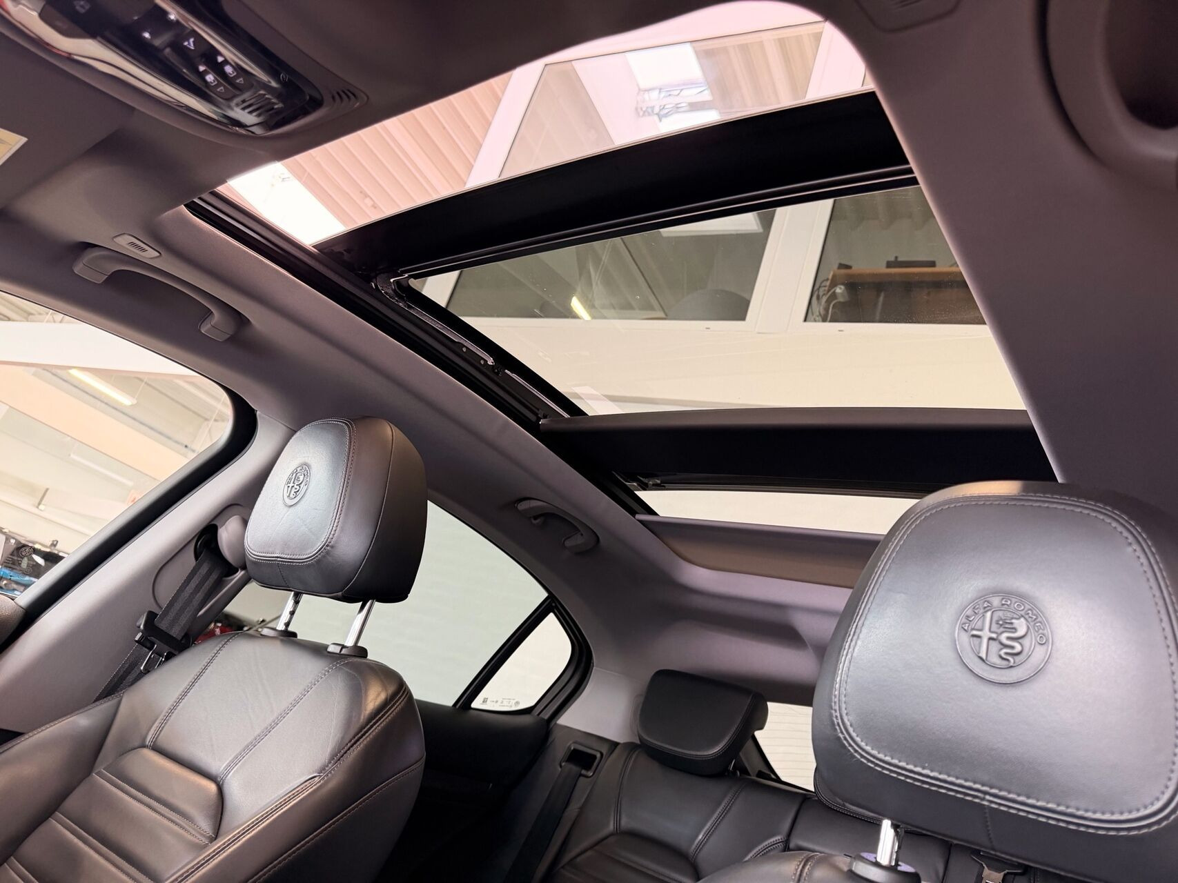 Hvid Alfa Romeo Stelvio fra 2018