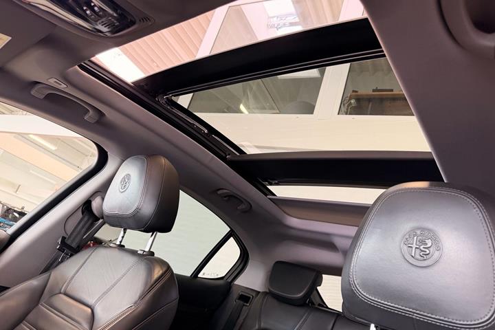 Hvid Alfa Romeo Stelvio fra 2018