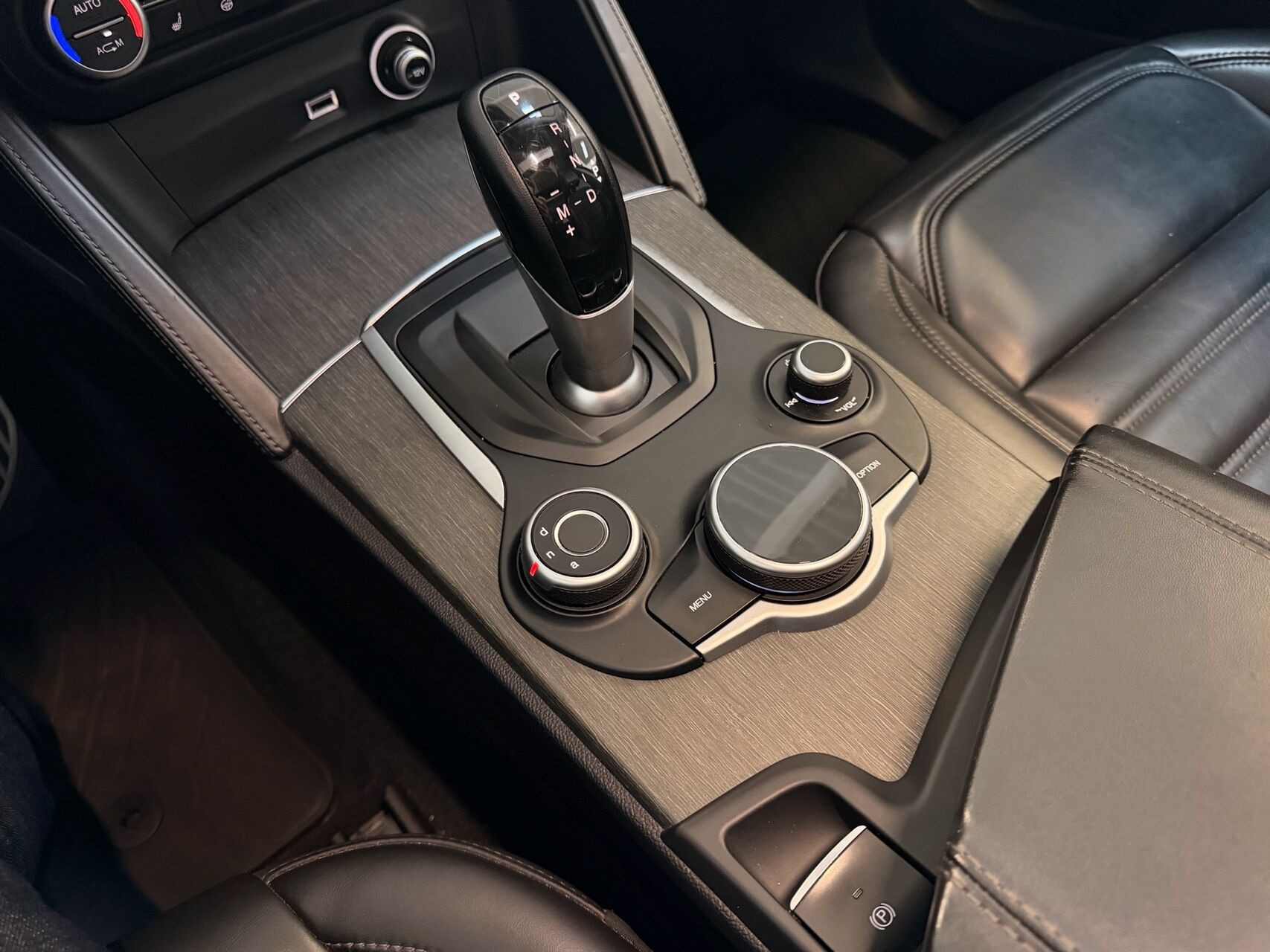 Hvid Alfa Romeo Stelvio fra 2018