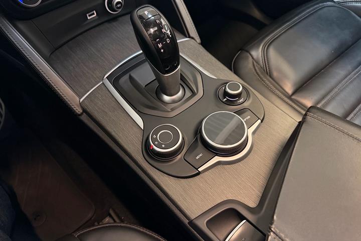 Hvid Alfa Romeo Stelvio fra 2018