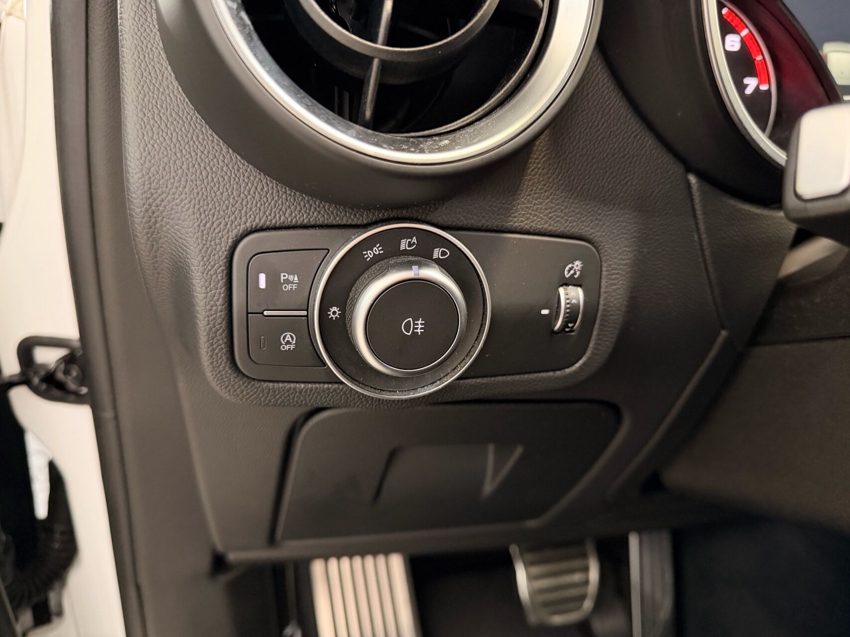 Hvid Alfa Romeo Stelvio fra 2018