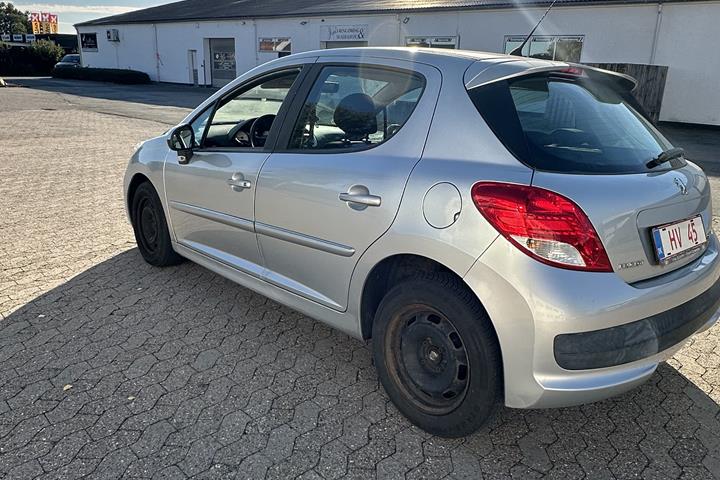 Grøn Peugeot 207 fra 2011