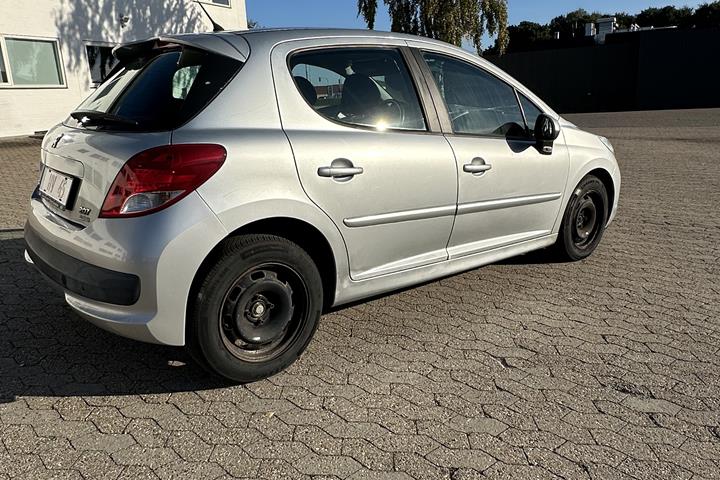 Grøn Peugeot 207 fra 2011