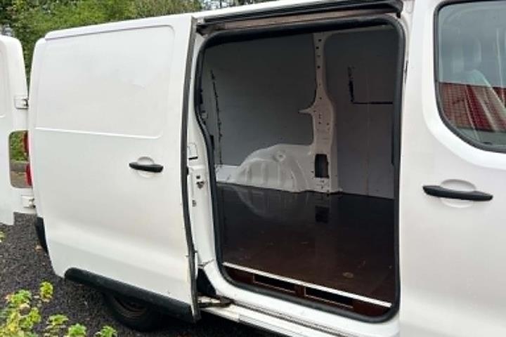 Hvid Toyota ProAce fra 2017