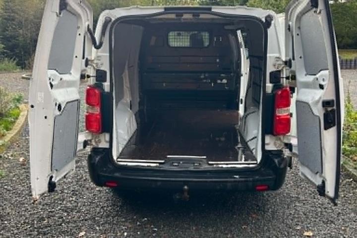 Hvid Toyota ProAce fra 2017