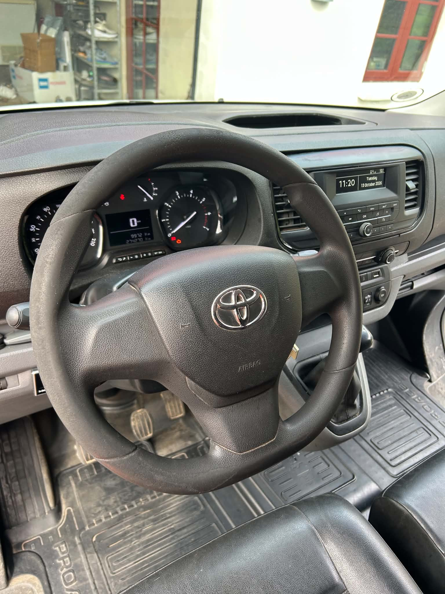 Hvid Toyota ProAce fra 2017