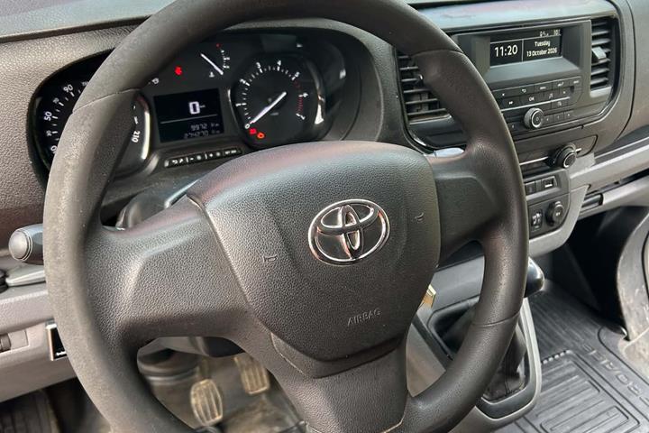 Hvid Toyota ProAce fra 2017