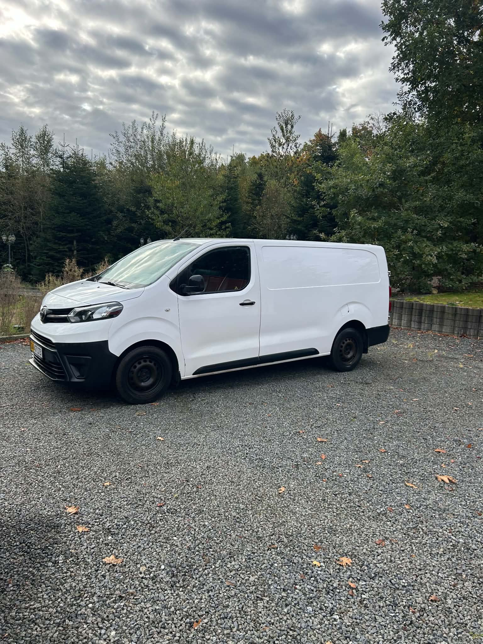 Hvid Toyota ProAce fra 2017