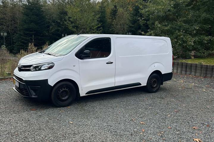 Hvid Toyota ProAce fra 2017