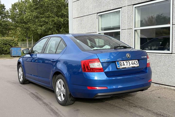 Blå Skoda Octavia fra 2016