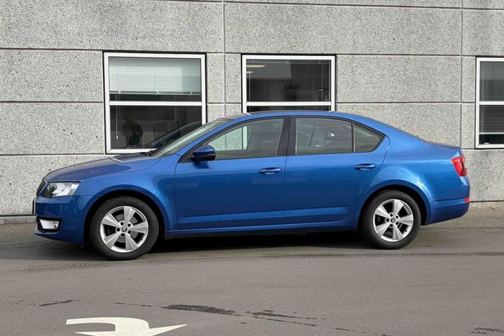 Blå Skoda Octavia fra 2016