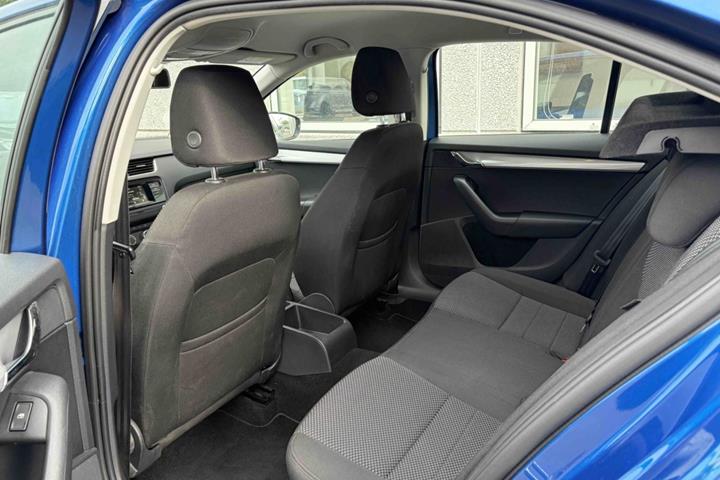Blå Skoda Octavia fra 2016