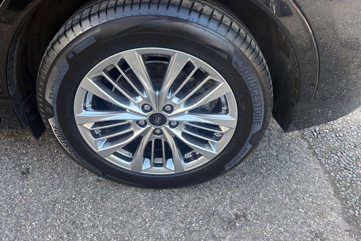 Sort Ford Kuga fra 2021