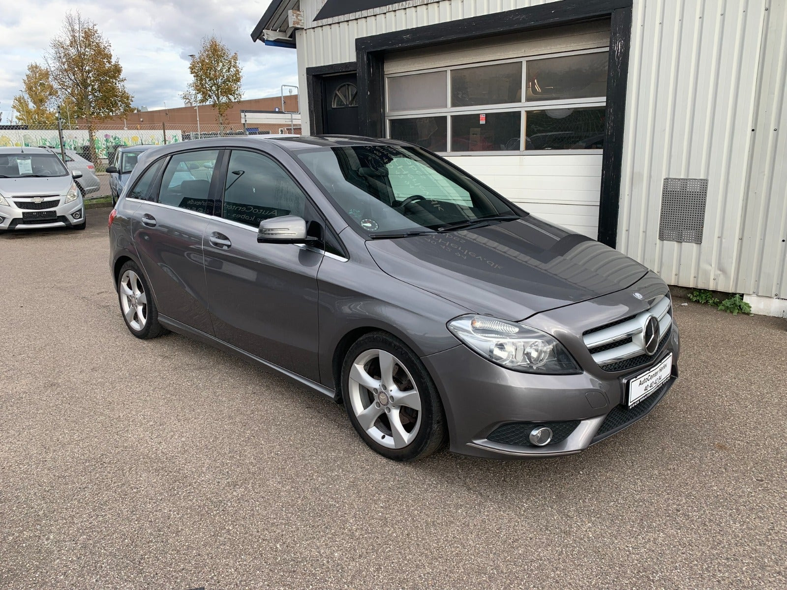 Grå Mercedes B180 fra 2013 set udefra