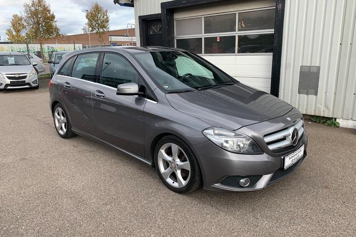 Grå Mercedes B180 fra 2013 set udefra