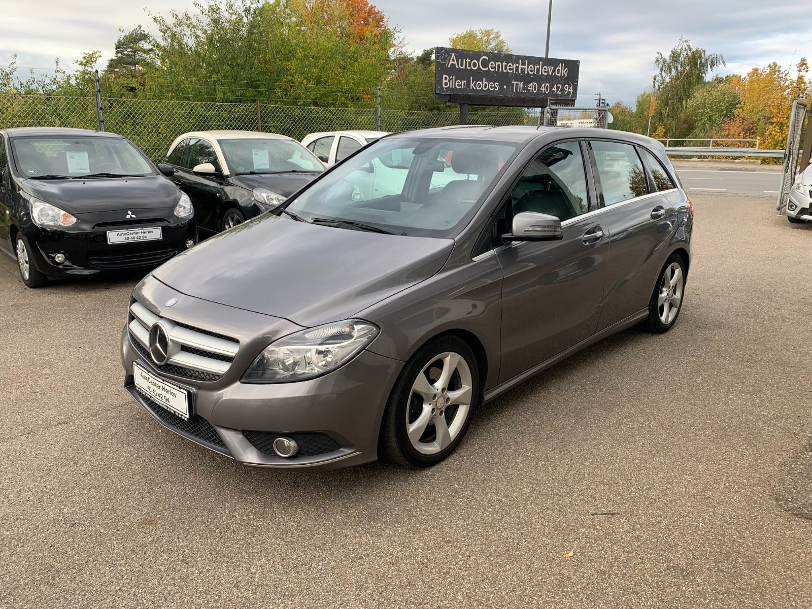 Grå Mercedes B180 fra 2013