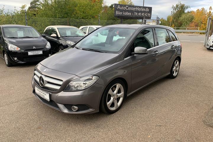 Grå Mercedes B180 fra 2013