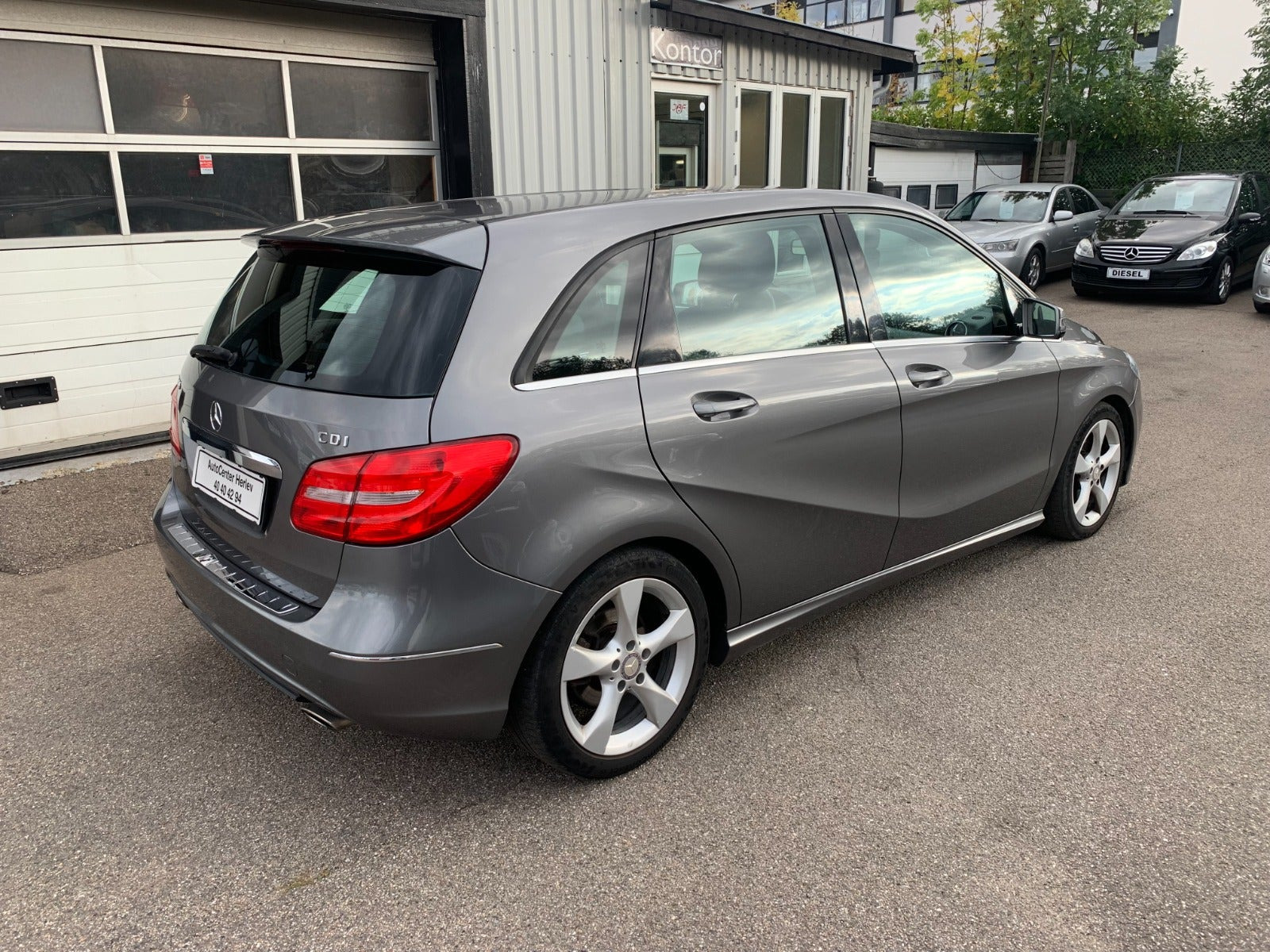 Grå Mercedes B180 fra 2013