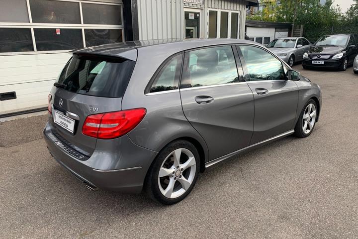 Grå Mercedes B180 fra 2013