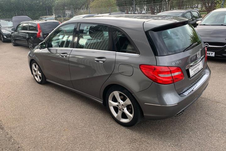 Grå Mercedes B180 fra 2013
