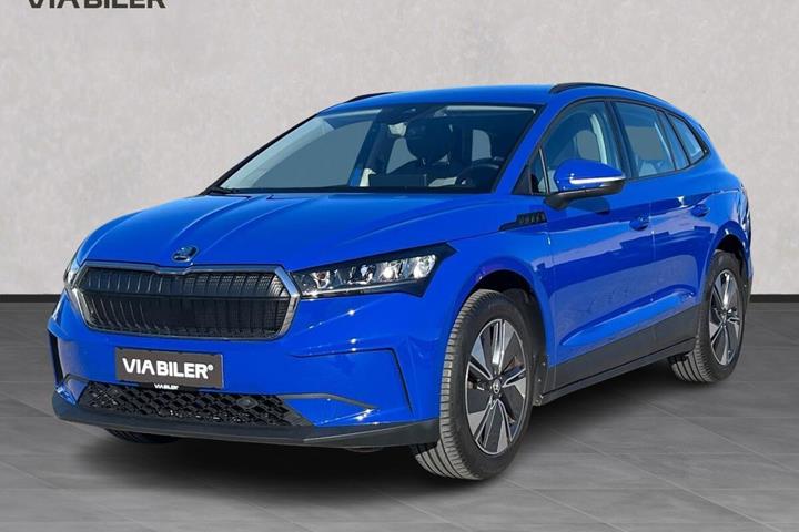 Blå Skoda Enyaq fra 2023 set udefra