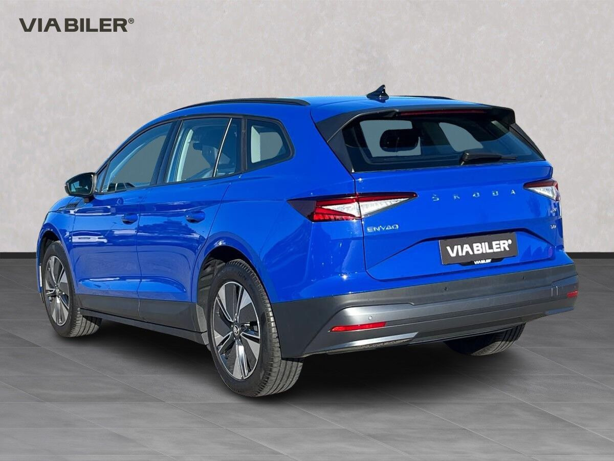 Blå Skoda Enyaq fra 2023