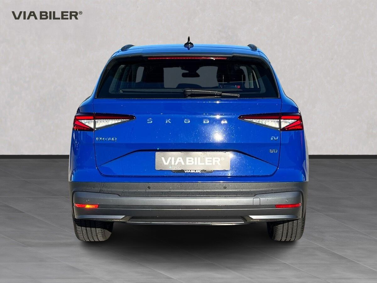 Blå Skoda Enyaq fra 2023